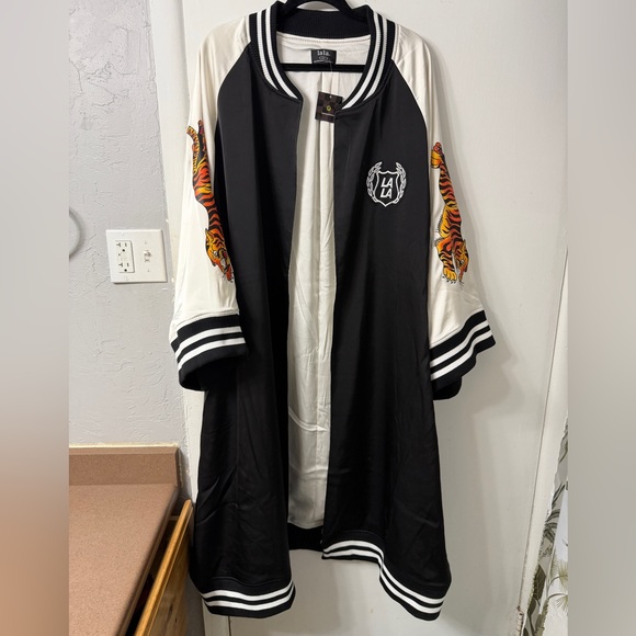 Dressed in LALA Take Up Space Kimono Bomber in Black. With Tiger graphic. NWT. - Picture 4 of 14